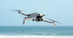 DJI Lito X1 review: drone compacto da DJI em voo sobre o mar